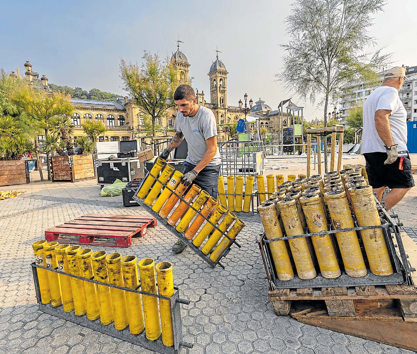 Pirotécnicos de Parente Fireworks montando el espectáculo de la Semana Grande