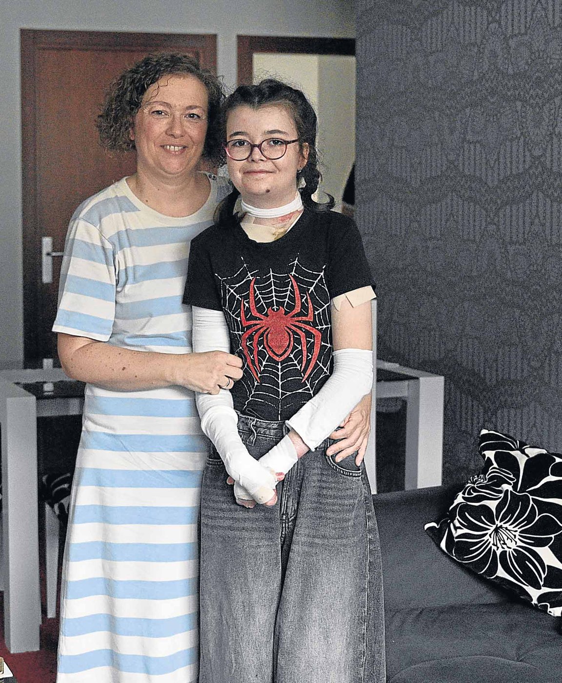 Saioa Martín junto a su madre, Susana, en su domicilio de Eibar